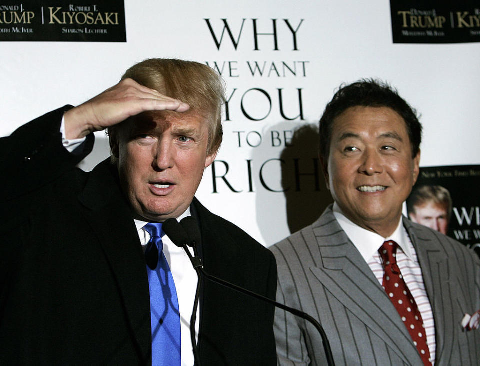 Nueva York, 2006: El entonces emprendedor de bienes raíces y autor Donald Trump, a la izquierda, y el escritor Robert Kiyosaki en una fiesta por el lanzamiento de su nuevo libro titulado “Queremos que seas rico: dos hombres: un mensaje”. (TIMOTHY A. CLARY/AFP vía Getty Images)