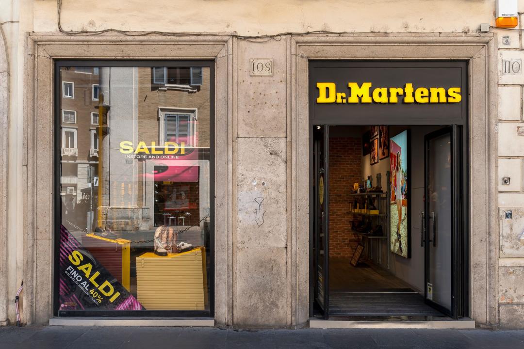 Rome, Italy, 6th Jul, 2024. The summer sales season has just begun in Rome and in most Italian regions. Shops in the historic center of Rome. Credit: Brad Sterling/Alamy Live News