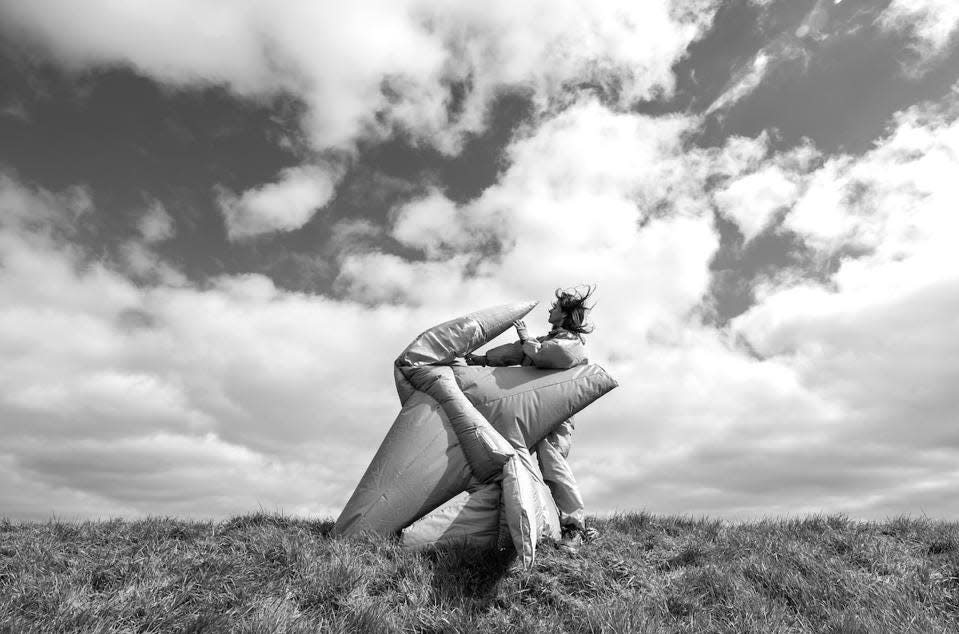 mujer con escultura inflable