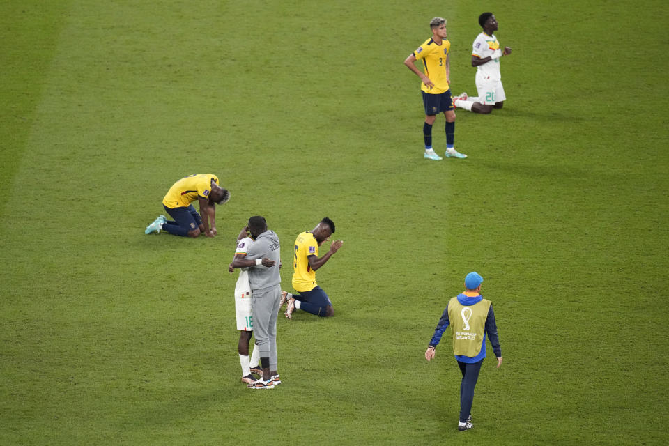 Los jugadores de Senegal celebran su victoria por 2-1 en la última jornada del Grupo A del Mundial contra Ecuador, en el estadio Jalifa Internacional, en Doha, Qatar, el 29 de noviembre de 2022. (AP Foto/Aijaz Rahi)