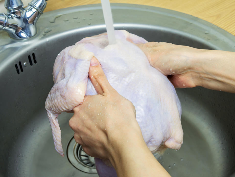 Organismos especializados aconsejan evitar lavar el pollo crudo porque pueden esparcirse las bacterias que puede tener. (Getty Creative)