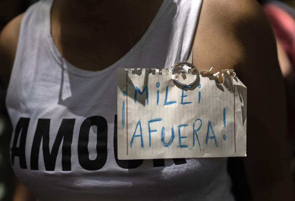 Una manifestante con un cartel en contra de Milei y en apoyo a la huelga nacional contra las reformas económicas y laborales lanzadas por el presidente argentino, Javier Milei, en Buenos Aires, Argentina, el miércoles 24 de enero de 2024. (AP Foto/Matilde Campodónico)