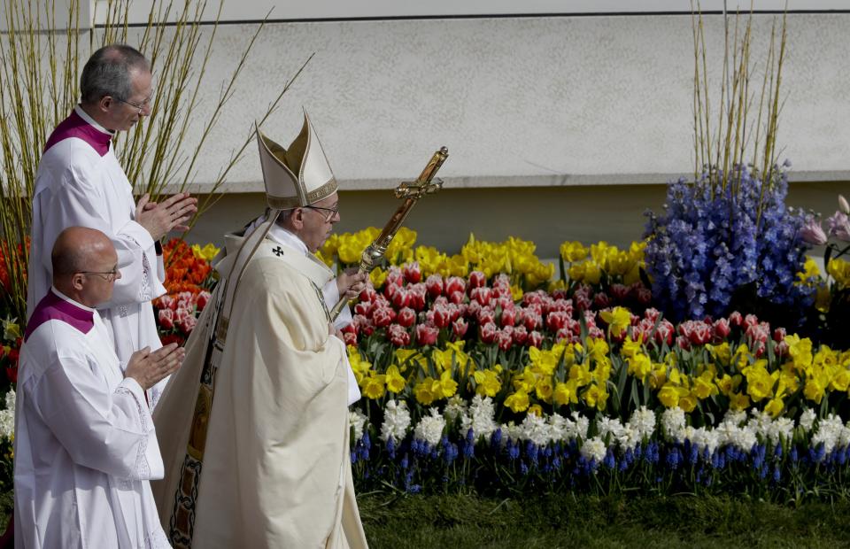 Pope Francis arrives to celebrate the Easter Mass, in St. Peter's Square, at the Vatican, Sunday, April 16, 2017 (AP Photo/Andrew Medichini)