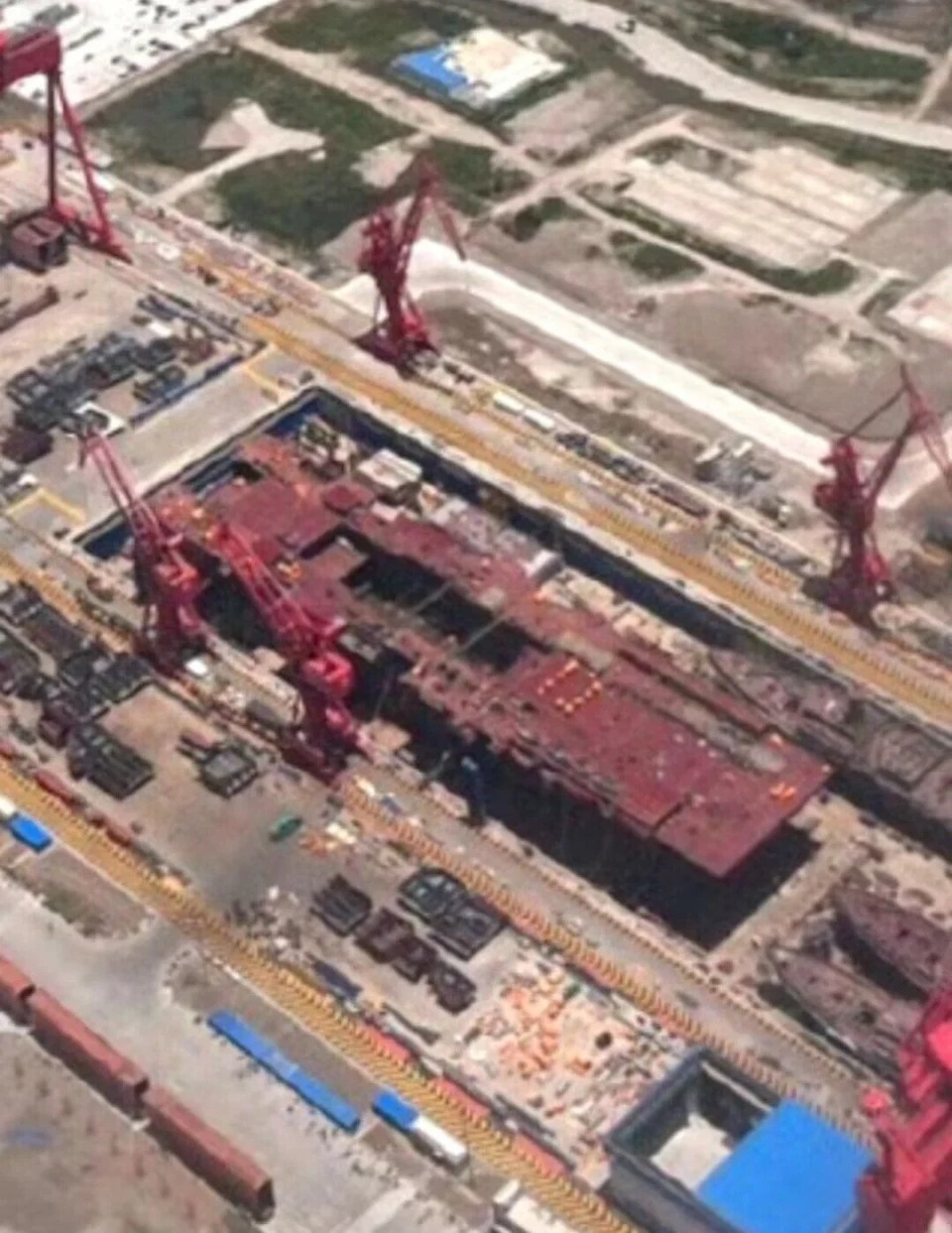 A picture that just emerged this past weekend showing the Type 076 taking shape at the Hudong-Zhonghua yard. <em>Chinese Internet</em>