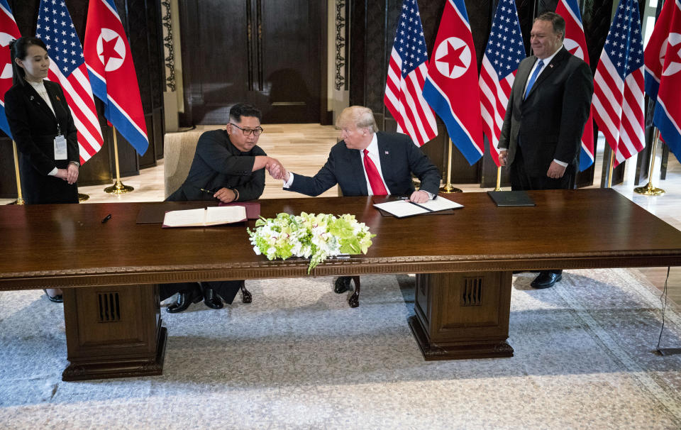 Desde la izquierda, Kim Yo-jong, la hermana del líder norcoreano Kim Jong-un, lo acompañaba en una reunión con el presidente estadounidense, Donald Trump, y el secretario de Estado Mike Pompeo en la isla Sentosa, en Singapur, el 12 de junio de 2018. (Doug Mills / The New York Times)