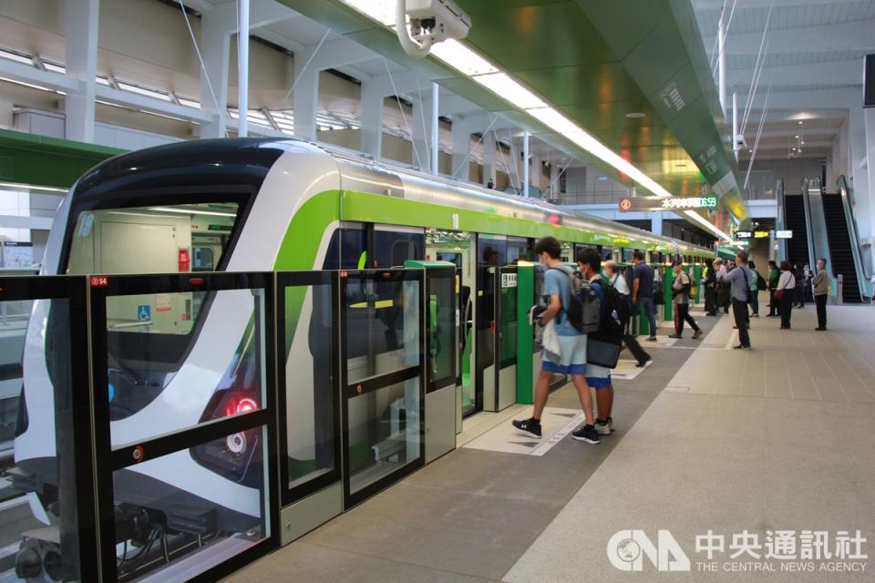 台中捷運綠線16日起試營運1個月，期間民眾持電子票證可免費搭乘，站內一早就吸引民眾到場試乘。（中央社）