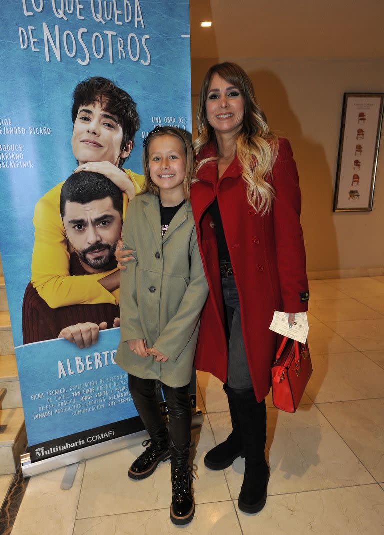 La actriz Fernanda Vives, junto a su hija, fue una de las que terminó aplaudiendo el espectáculo que inicia su temporada en la cartelera porteña