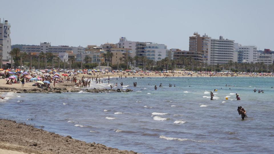 Mallorca und die anderen Balearen-Inseln führen eine strenge Maskenpflicht ein. Pools und Strände sollen aber davon ausgenommen sein.