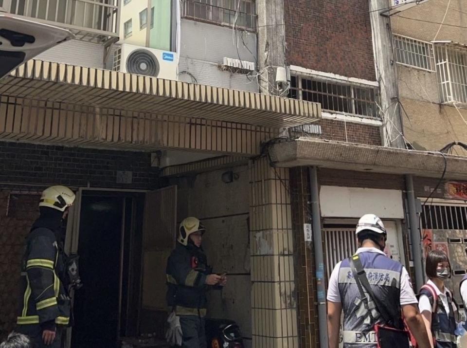 高雄市三民區中山一路巷子裡一棟老舊公寓發生火警，消防人員緊急搶救。（圖：民眾提供）
