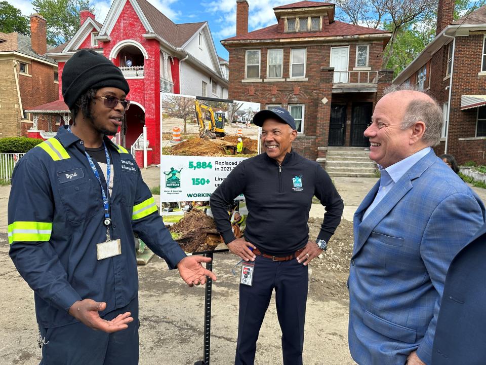 On left, Darius Byrd, who replaces lead service lines, speaks with Detroit Water and Sewerage Department Director Gary Brown and Mayor Mike Duggan on Friday, May 10, in Detroit's Russell Woods neighborhood.