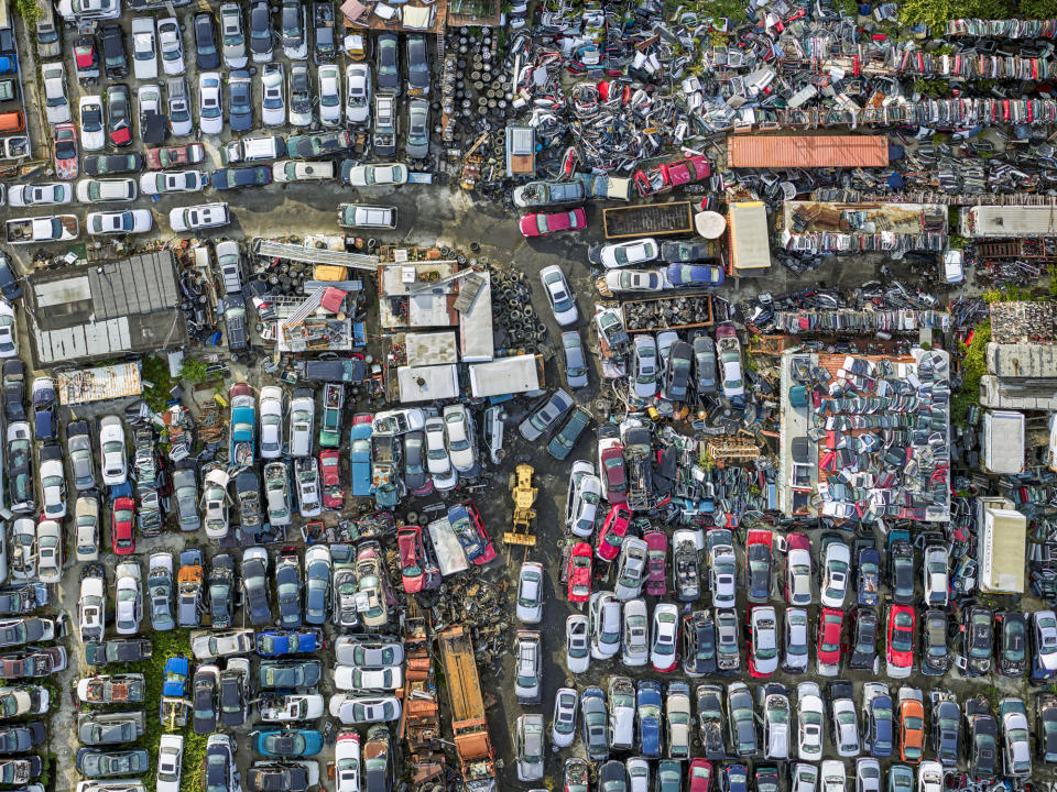 <p>Bayview Auto Wreckers, Staten Island, N.Y. (© Jeffrey Milstein and courtesy Benrubi Gallery) </p>