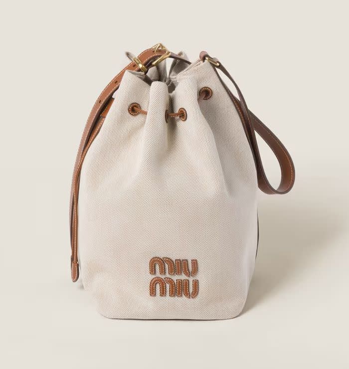 Miu Miu米色帆布皮革水桶包，價格店洽 【圖片來源：Miu Miu】