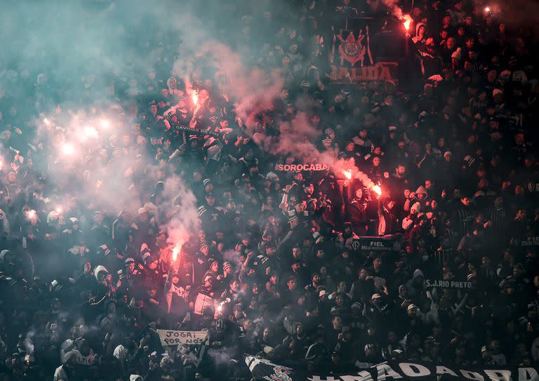 La hinchada de Corinthians en la Bombonera, durante el partido de la Copa Libertadores ante Boca.