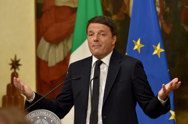 Italy's Prime Minister Matteo Renzi gives a press conference at the Palazzo Chigi on December 4, 2016 in Rome