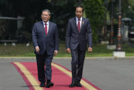 Indonesian President Joko Widodo, right, walks with Chinese Premier Li Qiang upon Li's arrival for their meeting at Merdeka Palace in Jakarta, Indonesia, Friday, Sept. 8, 2023. (AP Photo/Achmad Ibrahim)