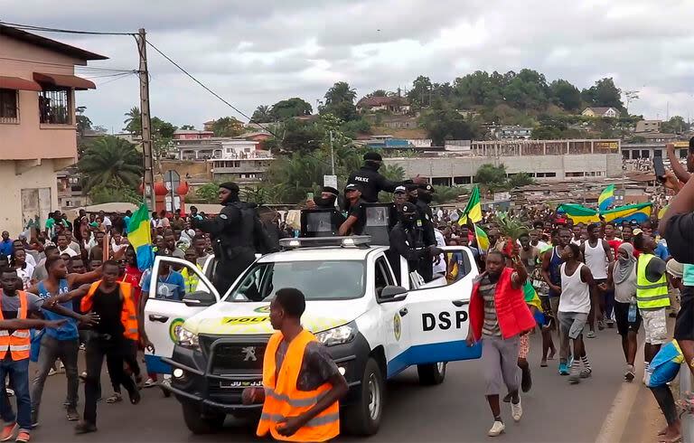 Partidarios de los militares golpistas celebran en Gabón 