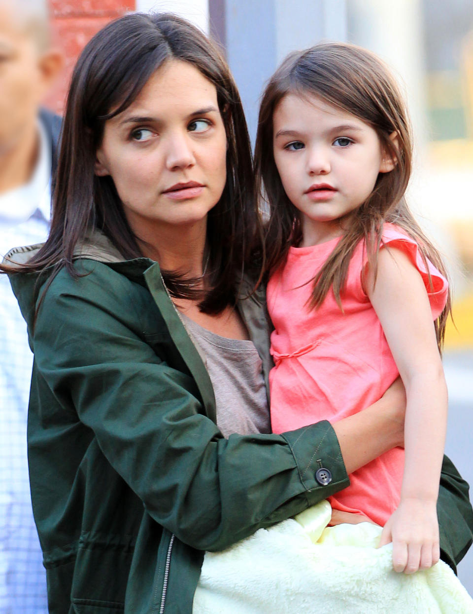 Ganz die Mama, oder? 2010 hat sie es sich wieder in Katie Holmes’ Armen gemütlich gemacht. Verblüffend ist die große Ähnlichkeit zwischen Mutter und Tochter. (Bild-Copyright: Jackson Lee/Splash News)