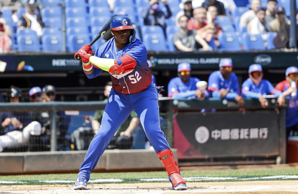 El pelotero cubano Yoenis Céspedes consigue un hit en un juego del grupo A contra Holanda en el Clásico Mundial de Béisbol en el estadio intercontinental Taichung en Taichung, Taiwán, el miércoles 8 de marzo de 2023. (AP Foto/I-Hwa Cheng)