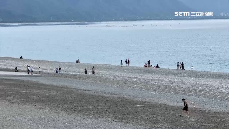 微解封第二個週末，不少民眾選擇來到海岸邊踏浪。