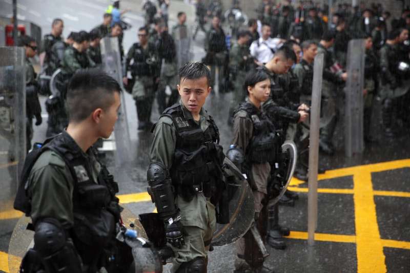 香港宗教人士號召2019年8月31日舉辦「為香港罪人祈禱」大遊行，香港警方在雨中嚴陣以待。（美聯社）