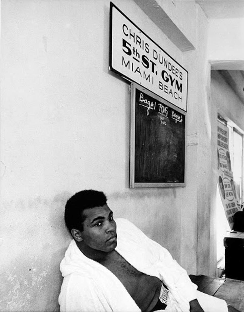 El boxeador Muhammad Ali, nacido Cassius Marcellus Clay, captado por Ray Fisher mientras descansaba tras un entrenamiento en su gimnasio de prácticas de Miami Beach.