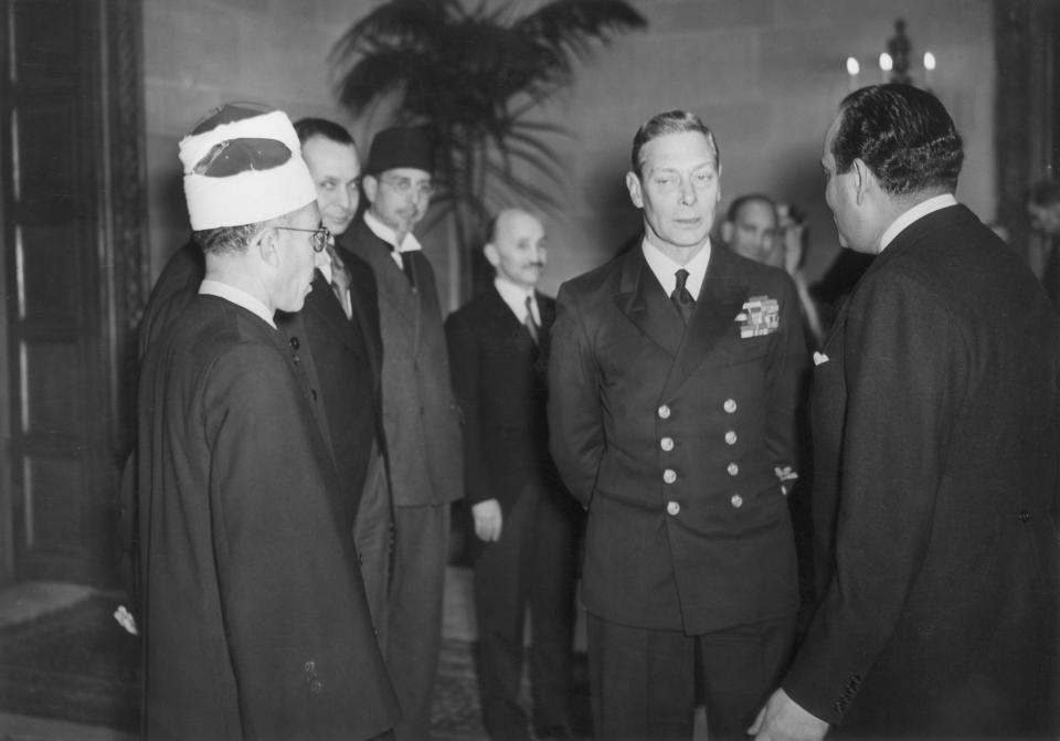 21st November 1944:  King George VI (1895 - 1952) meets Sheikh Ali Adbel Kader at Regents Park Lodge in London.  (Photo by Reg Speller/Fox Photos/Getty Images)