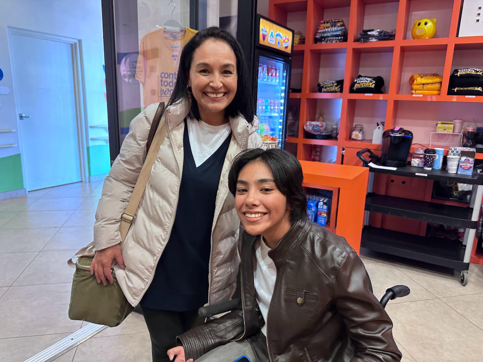 Cecilia Guerrero y su madre en el CRIT de San Antonio (Cortesía Alicia Civita)