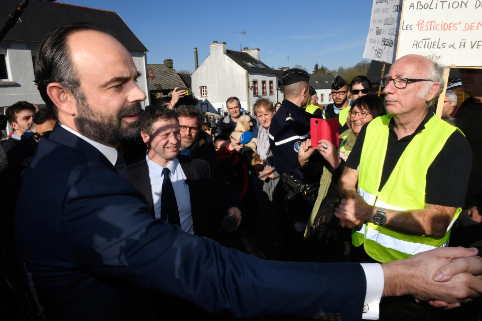 Après trois semaines de contestation virulente, Édouard Philippe annonce finalement la suspension pour six mois de la hausse de la fiscalité sur les carburants, ainsi qu’un gel des tarifs du gaz et de l’électricité durant l’hiver. Des annonces jugées insuffisantes par l’opposition et par les gilets jaunes, qui appellent à poursuivre les actions, notamment à Paris.