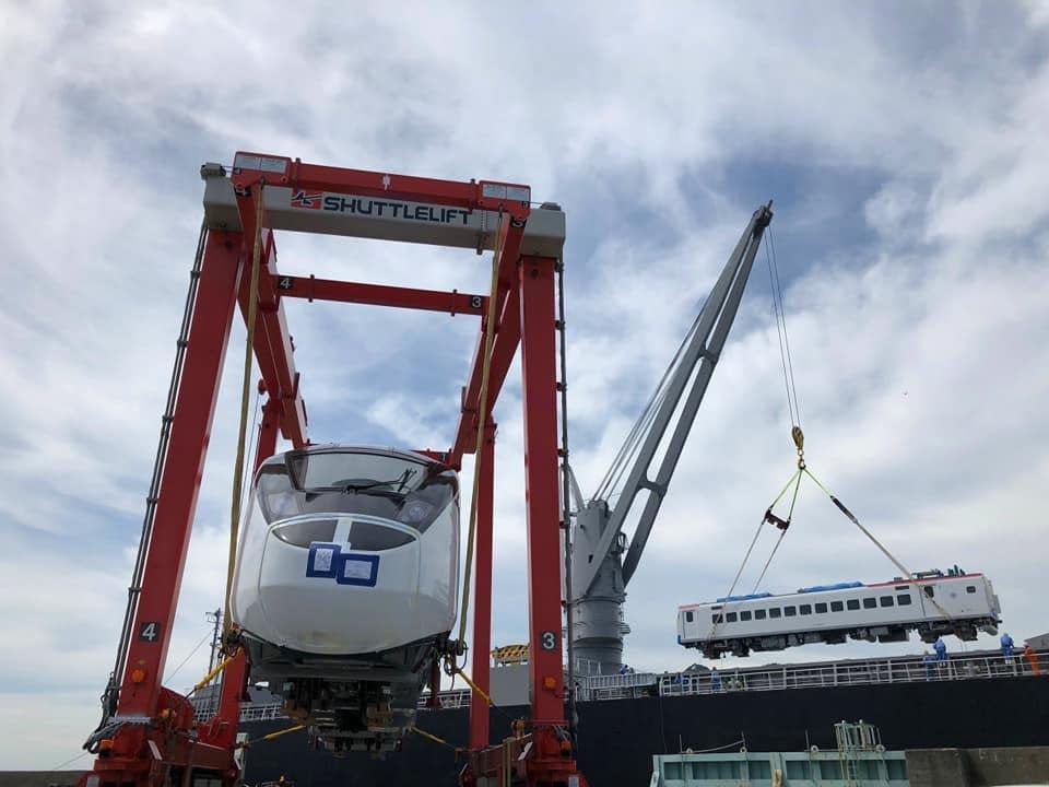 台鐵首批EMU3000型列車26日從日本出發，今（30）日上午抵台。（台鐵局提供）