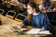 Pasar todos los días en casa puede ser muy pesado y aumentar la ansiedad. Por ello, resulta aconsejable que, al menos, una vez a la semana trabajes desde una cafetería, una biblioteca o una sala de <em>coworking</em>. No solo despejarás la mente y te sentirás más creativo, sino que también podrás conocer a otras personas. (Foto: Getty Images).