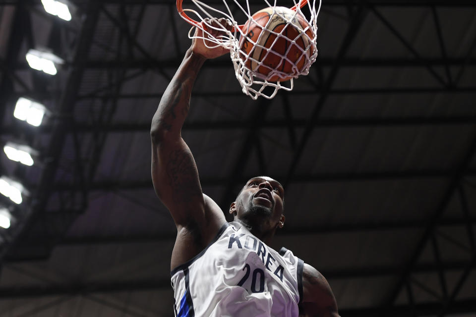 South Korea's Ricardo Ratliffe scores in their men's basketball preliminary Group A game between South Korea and Mongolia during the 2018 Asian Games in Jakarta on August 16, 2018. (Photo by Anthony WALLACE / AFP)        (Photo credit should read ANTHONY WALLACE/AFP via Getty Images)