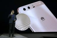 <p>Huawei setzte in Barcelona auf Luxus. Der chinesische Konzern präsentierte mit dem P10 und dem P10 Plus Premium-Modelle in hochwertiger Verarbeitung und Ausstattung. Bei der Vorstellung konnte der Chef der Consumer-Sparte, Richard Yu, gar nicht aufhören, die Telefone mit dem iPhone zu vergleichen. Bei der Farbgestaltung ließ sich der Konzern vom Pantone Color Institut beraten. (Bild: Manu Fernandez/AP/dpa) </p>