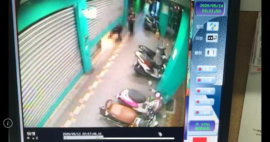據監視器畫面，2名黑衣男子先躲在一旁觀察附近地形，待店家正要拉下鐵門時衝進店內搶劫。（圖／翻攝畫面）