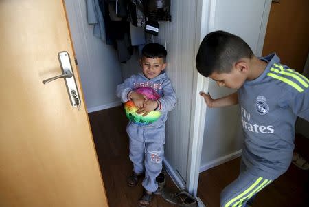 Yazidi boy Emad (L), 5, plays with his nine-year-old brother Murad, who was trained by Islamic State, in their caravan at a refugee camp near the northern Iraqi city of Duhok April 19, 2016. REUTERS/Ahmed Jadallah