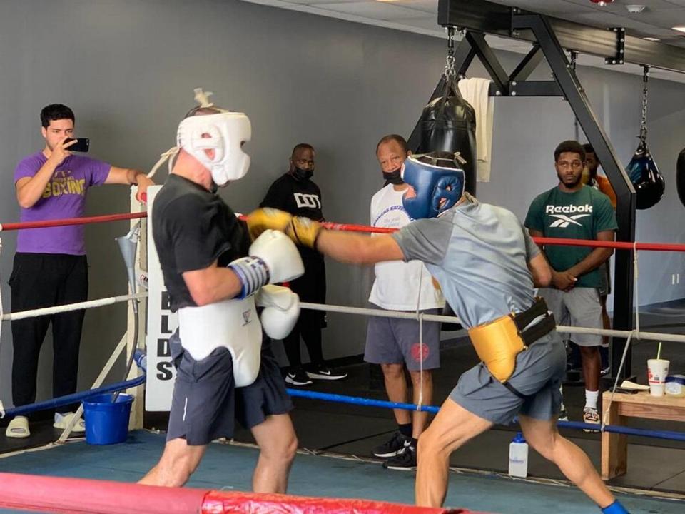 Yoenis Téllez (der.) ya entrena en Houston con el profesor Ronnie Shields.