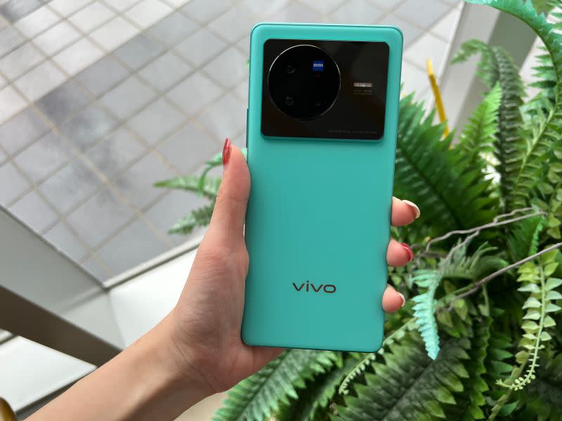 <p>▲vivo X80採用天圓地方的相機模式設計，圖為都市藍。(圖／記者周淑萍攝)</p>