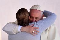 <p>Sobre la violencia que se vive en la frontera el Papa Francisco mostró su entendimiento sobre un problema que va más allá de los delitos: "Uno de los flagelos más grandes a los que se ven expuestos sus jóvenes la falta de oportunidades de estudio y de trabajo sostenible. Esa situación conduce a la pobreza y esta pobreza es el caldo de cultivo para que caigan en el círculo del narcotráfico y la violencia". </p>