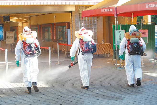 北市環保局人員一早進入校園全面消毒。（鄭任南攝）