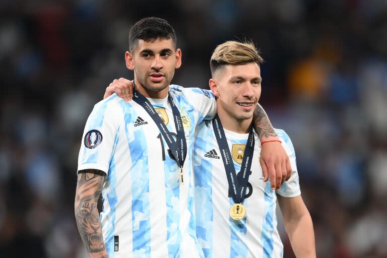 Cuti Romero y Lisandro Martínez, con las medallas de campeones de la Finalissima, en Wembley; hoy serán la dupla de centrales titulares en el debut de la Copa América ante Canadá