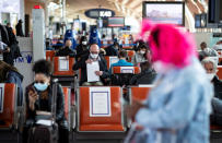 El coronavirus ha transformado la forma de viajar en avión. COn el inicio de la desescalada, las compañías aéreas retoman su actividad y el cambio se nota ya en las salas de los aeropuertos, donde los pasajeros esperan con mascarillas y guardando la distancia social. (Foto: Ian Langsdon / Reuters).