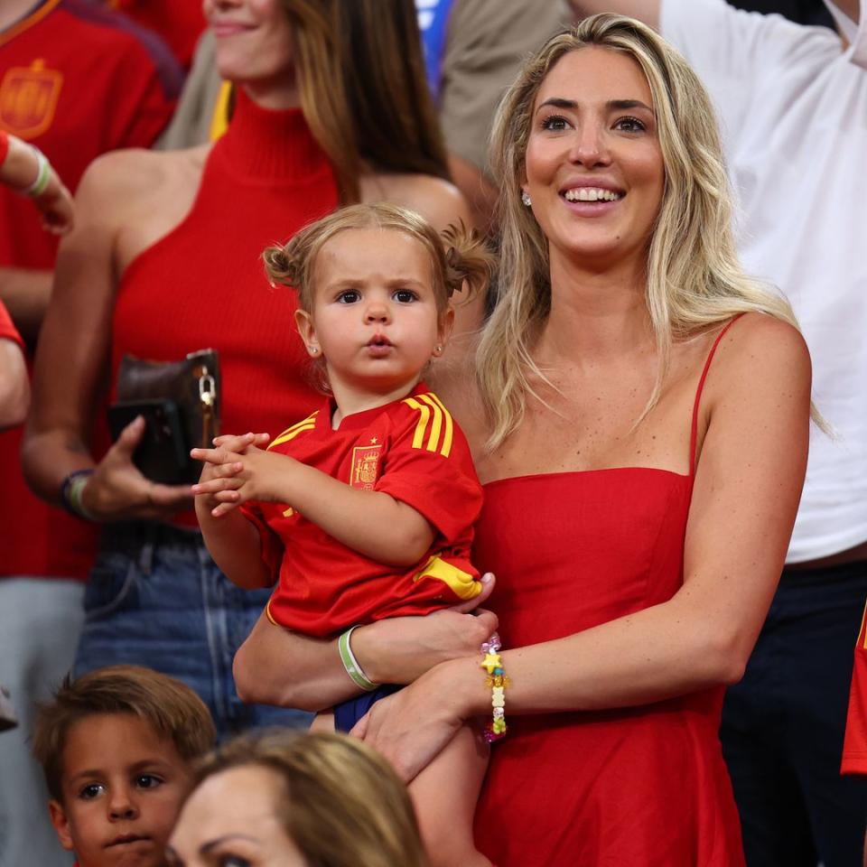 Alice Campello y su hija Bella viendo a la selección española en la Eurocopa 2024