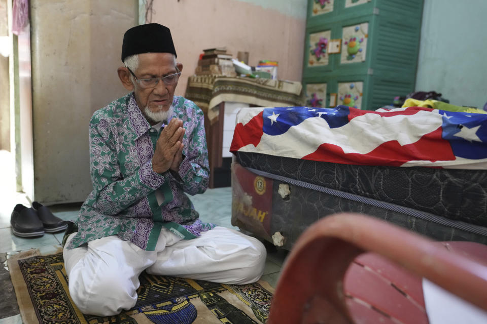 Husin bin Nisan prays before his departure for the hajj pilgrimage at his house in Tangerang, Indonesia, Tuesday, June 6, 2023. (AP Photo/Achmad Ibrahim)