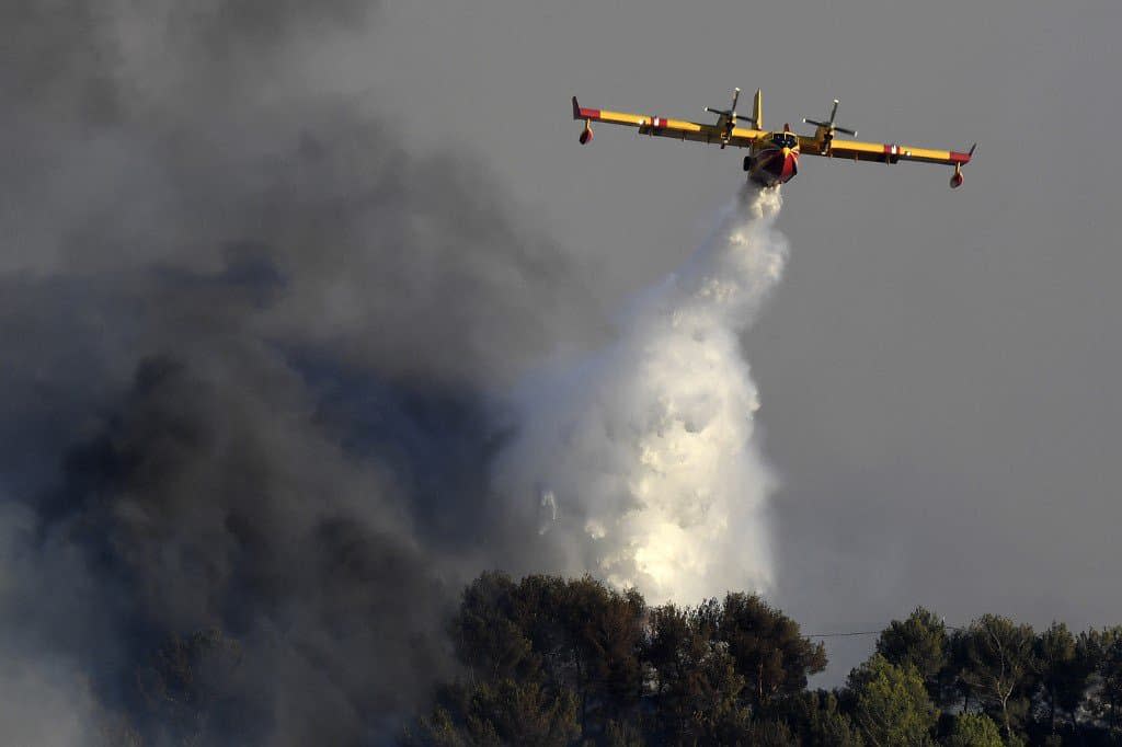 Un Canadair au-dessus de Vitrolles le 10 août 2016. (Photo d'illustration) - BORIS HORVAT