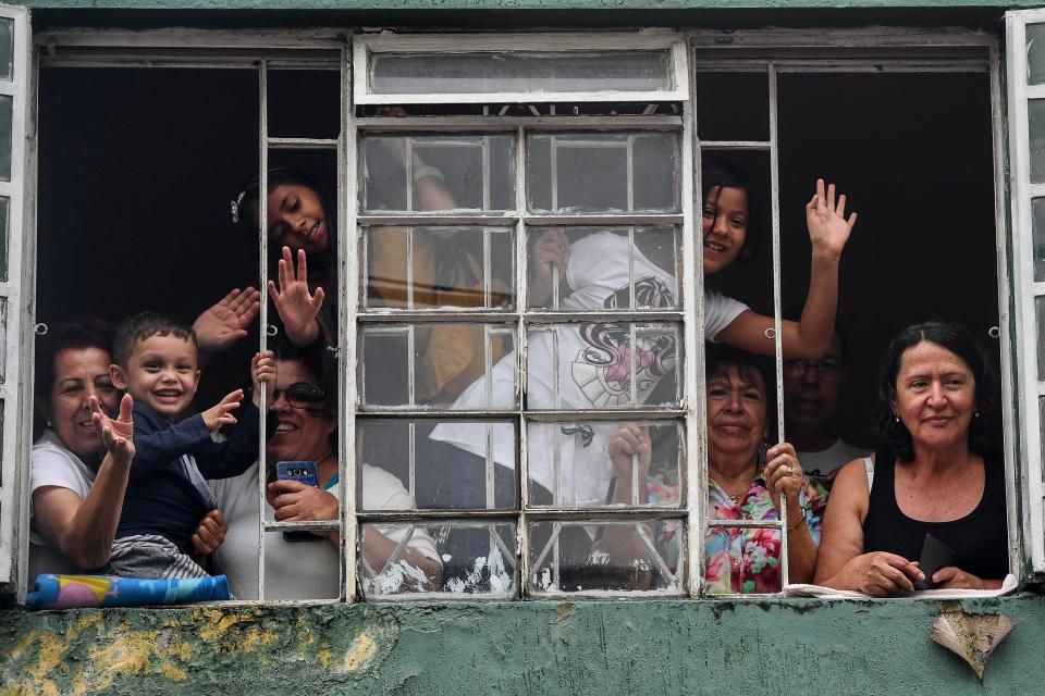 FIU102. Medellin (Colombia), 06/09/2017.- Faithful wait Pope Francis before the meeting with children from disadvantaged families at Hogar San Jose’ institute, Medellin, Colombia, 09 September 2017. Pope Francis is on a five-days visit to Colombia. (Papa) EFE/EPA/ALESSANDRO DI MEO