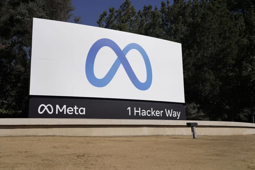 ARCHIVO - El logo de Meta, la matriz de Facebook, es visto en la sede de la compañía en Menlo Park California, el 28 de octubre del 2021. (AP Foto/Tony Avelar)