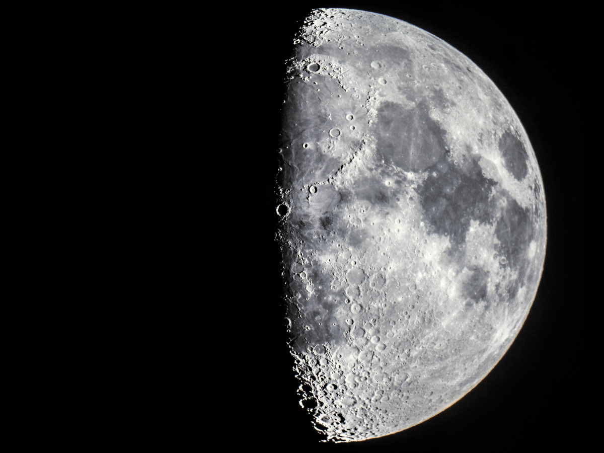 Samsung’s flagship smartphone boasts a Space Zoom feature that users have accused of ‘faking’ photos of the Moon (Getty Images/ iStock)