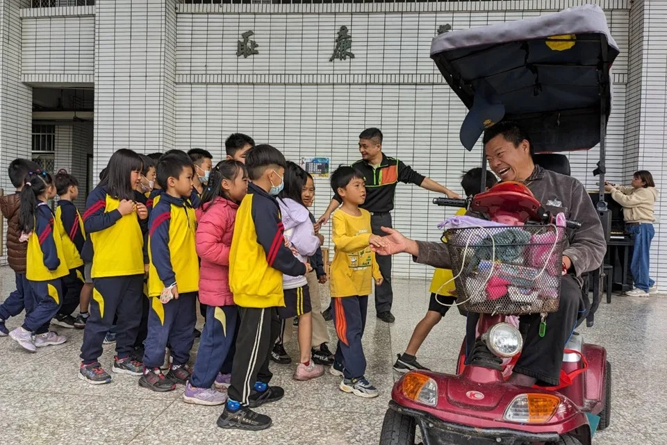 學生排隊祝福「輪椅阿北」