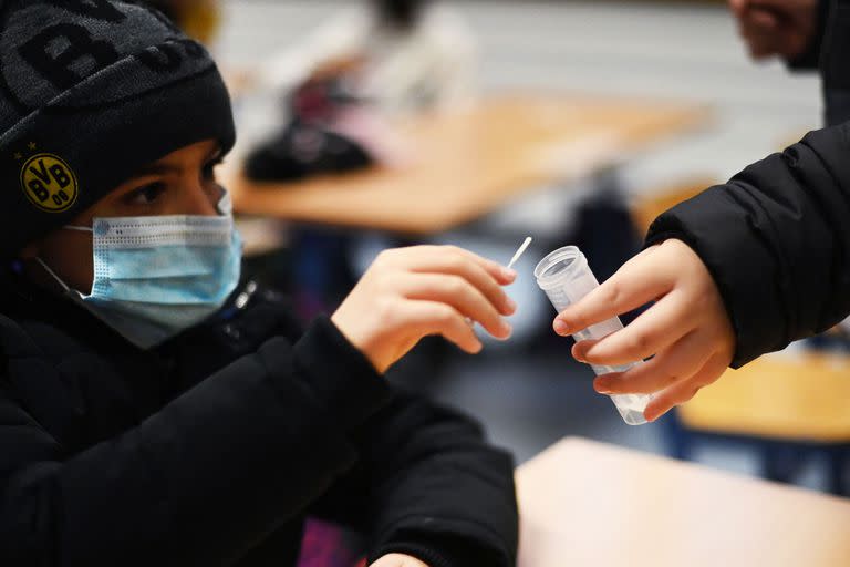 Un niño de una clase escolar da su muestra de PCR en la escuela primaria de Petri en Dortmund, en el oeste de Alemania