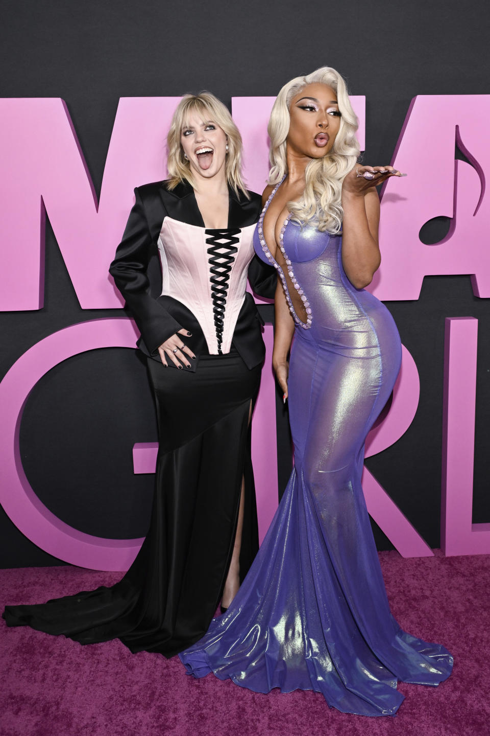 Reneé Rapp, izquierda, y Megan Thee Stallion asisten al estreno mundial de "Mean Girls" en el cine AMC Lincoln Square el lunes 8 de enero de 2024, en Nueva York. (Evan Agostini/Invision/AP)