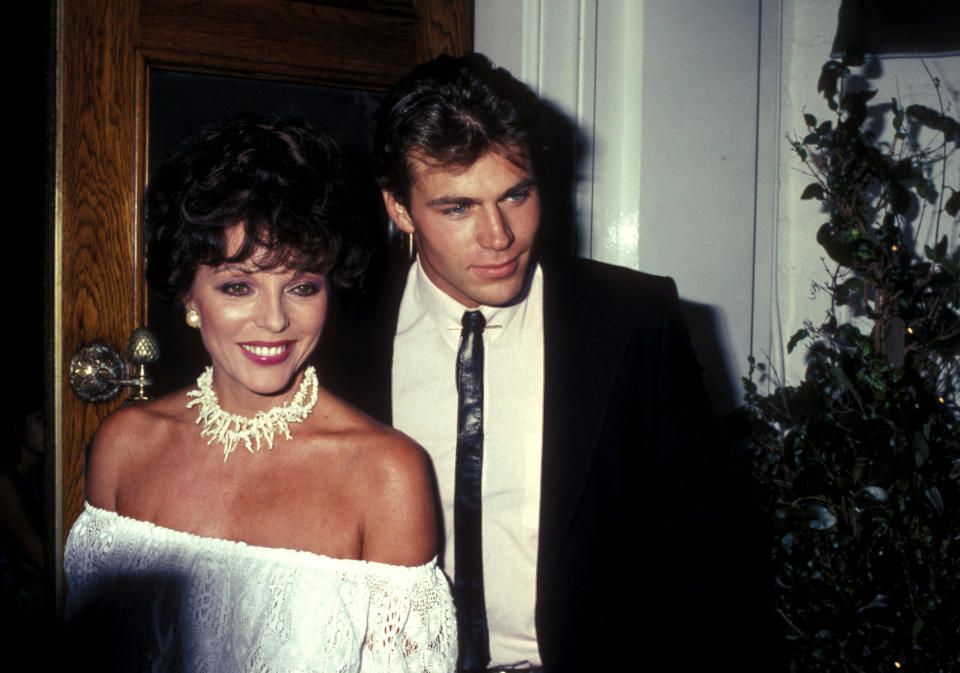 Joan Collins y Jon-Erik Hexum protagonizaron una película juntos. (Foto de Ron Galella, Ltd./Ron Galella Collection via Getty Images)